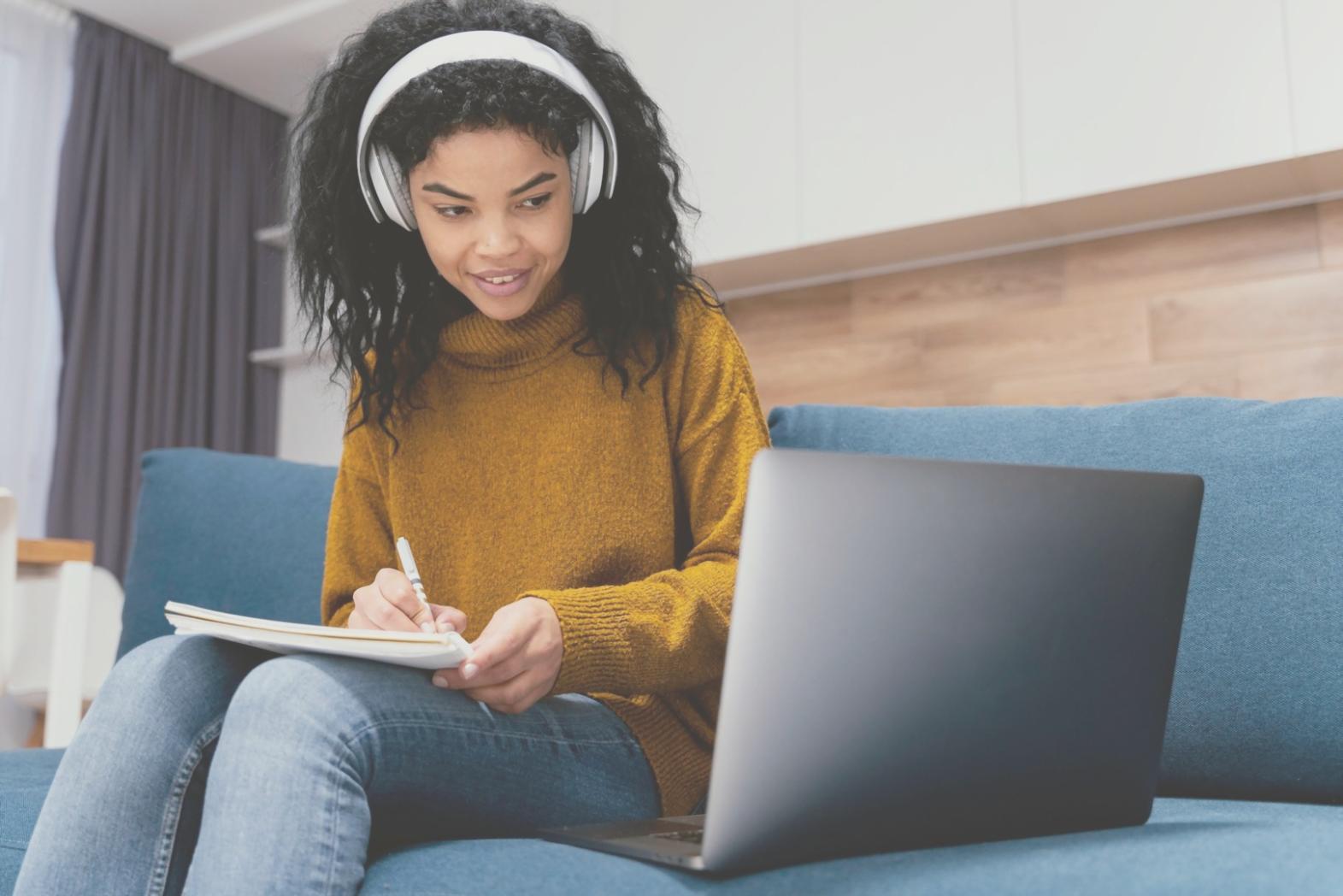 Espacio de trabajo con materiales educativos de finanzas